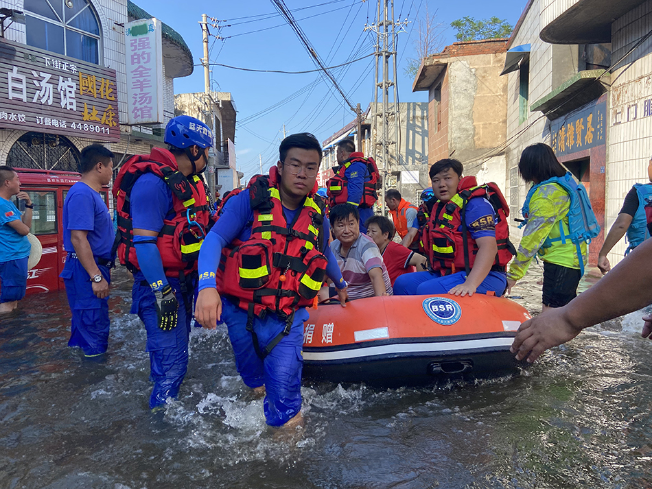 救援人员转移出被洪水围困的群众.