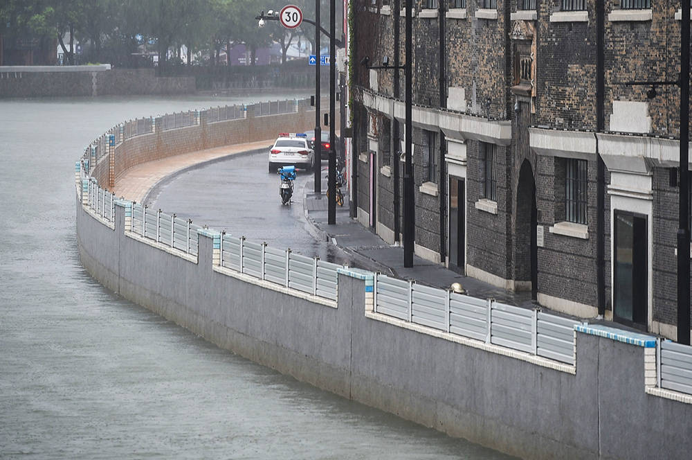 【图集】台风"烟花"登陆,华东地区遭遇风雨潮齐袭