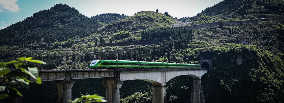 "复兴号"首次奔驰在渝怀铁路上.张志力 摄