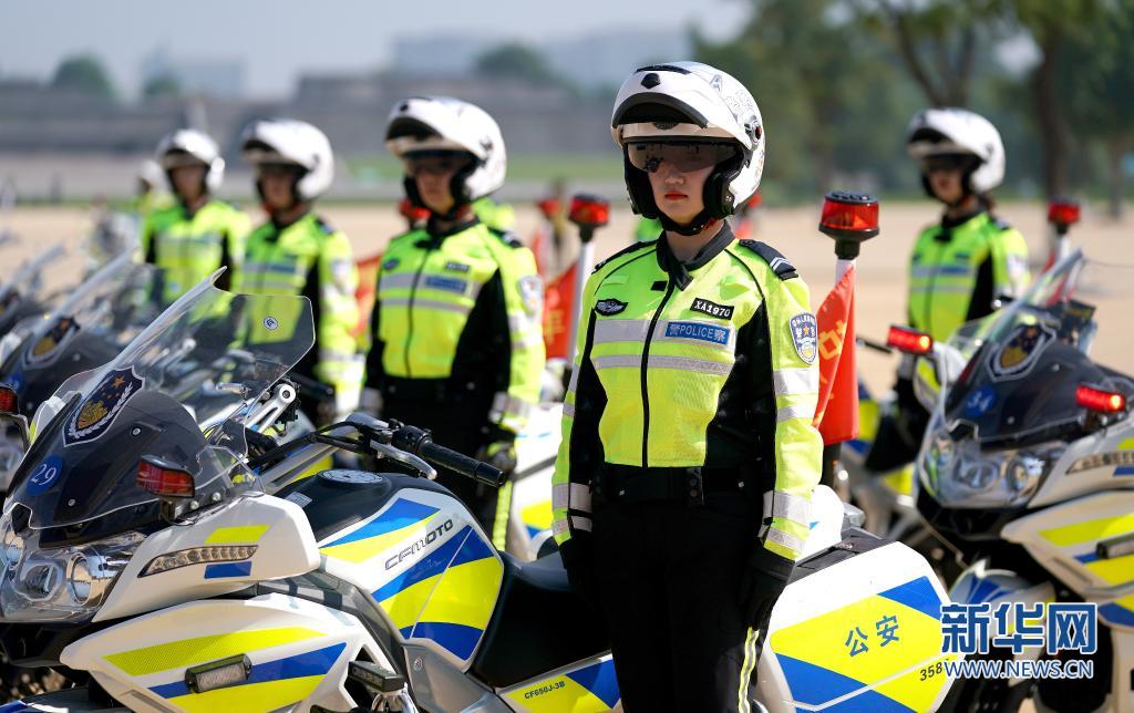 西安公安交警女子铁骑亮相古城
