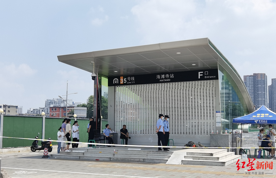 郑州地铁发布消息称,20日5号线一列车因特大暴雨被困沙口路站～海滩寺