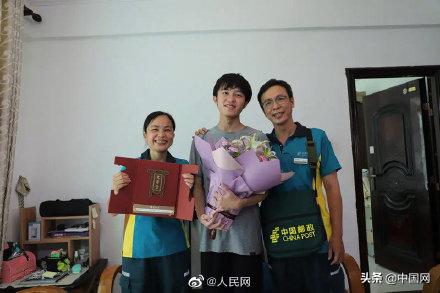 “你的邮件到了,请签收!”邮递员父亲为儿子送上北大录取通知书休闲区蓝鸢梦想 - Www.slyday.coM “你的邮件到了,请签收!”邮递员父亲为儿子送上北大录取通知书休闲区蓝鸢梦想 - Www.slyday.coM