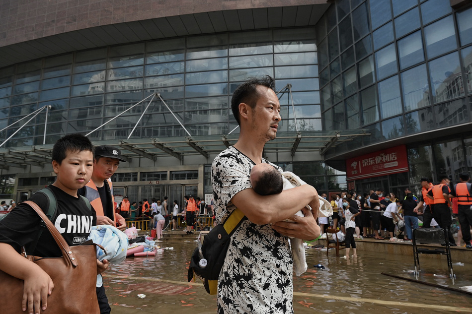 河南暴雨·救援丨卫辉新医一附院告急！家属抱婴儿紧急转移