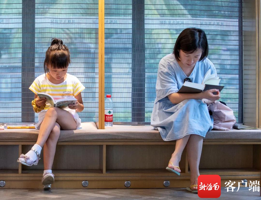 暑期读书热 万宁各大书屋成学生暑假热门打卡点