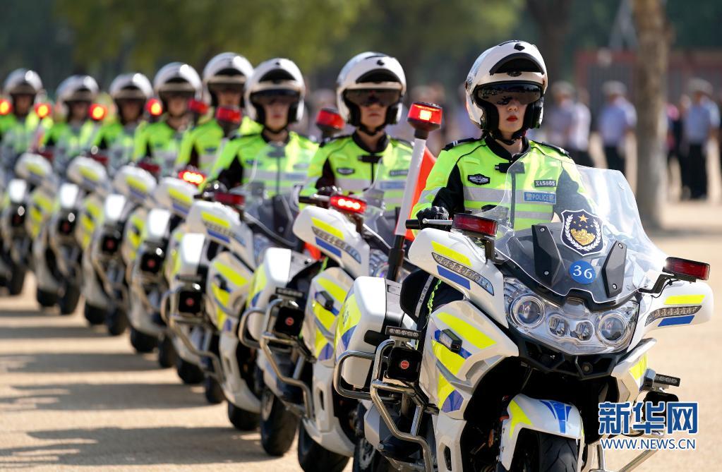 西安公安交警女子铁骑亮相古城