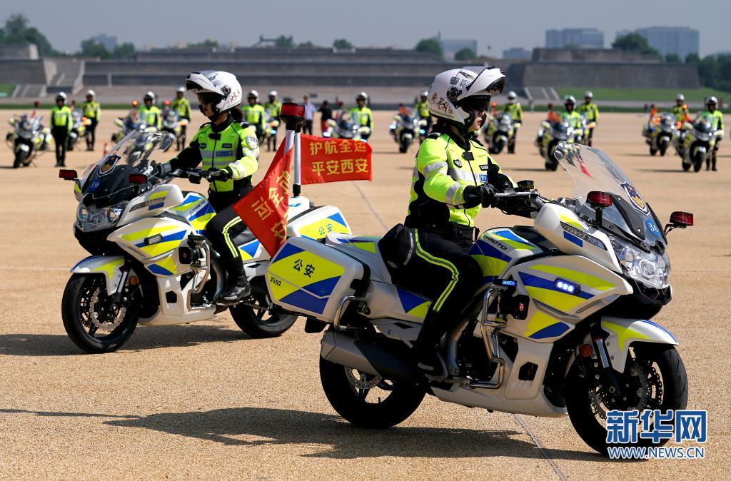西安公安交警女子铁骑亮相古城