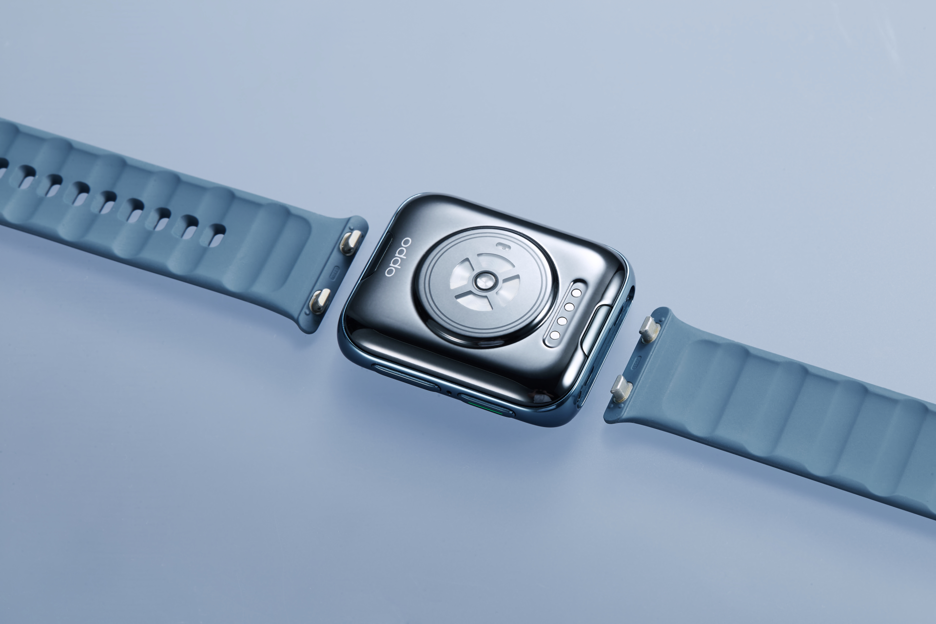 值得一提的是,此次oppo对新手表的表带与中框进行了升级,中框部分升级