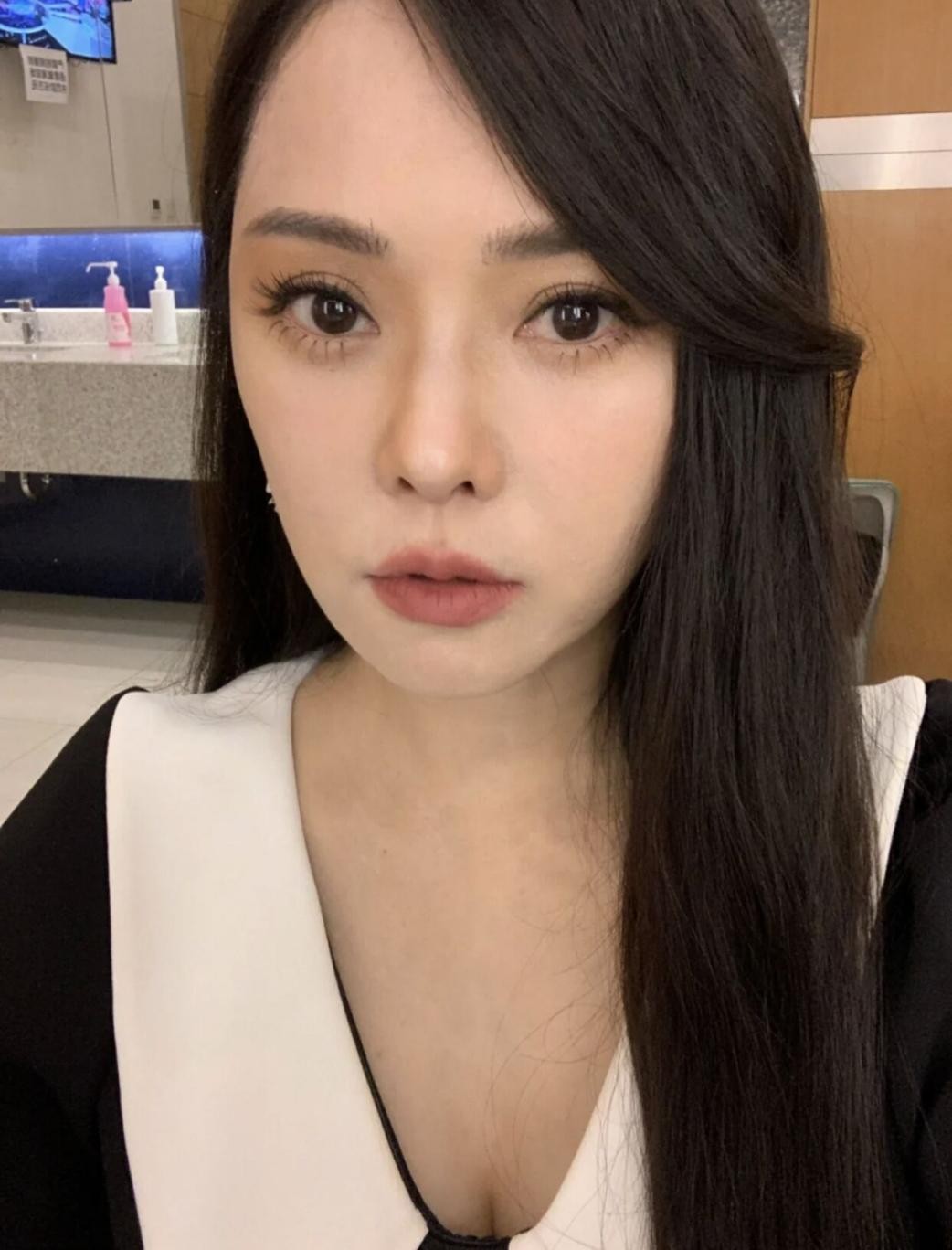 53岁伊能静晒近照无滤镜下皮肤细腻如少女纤细大长腿抢镜