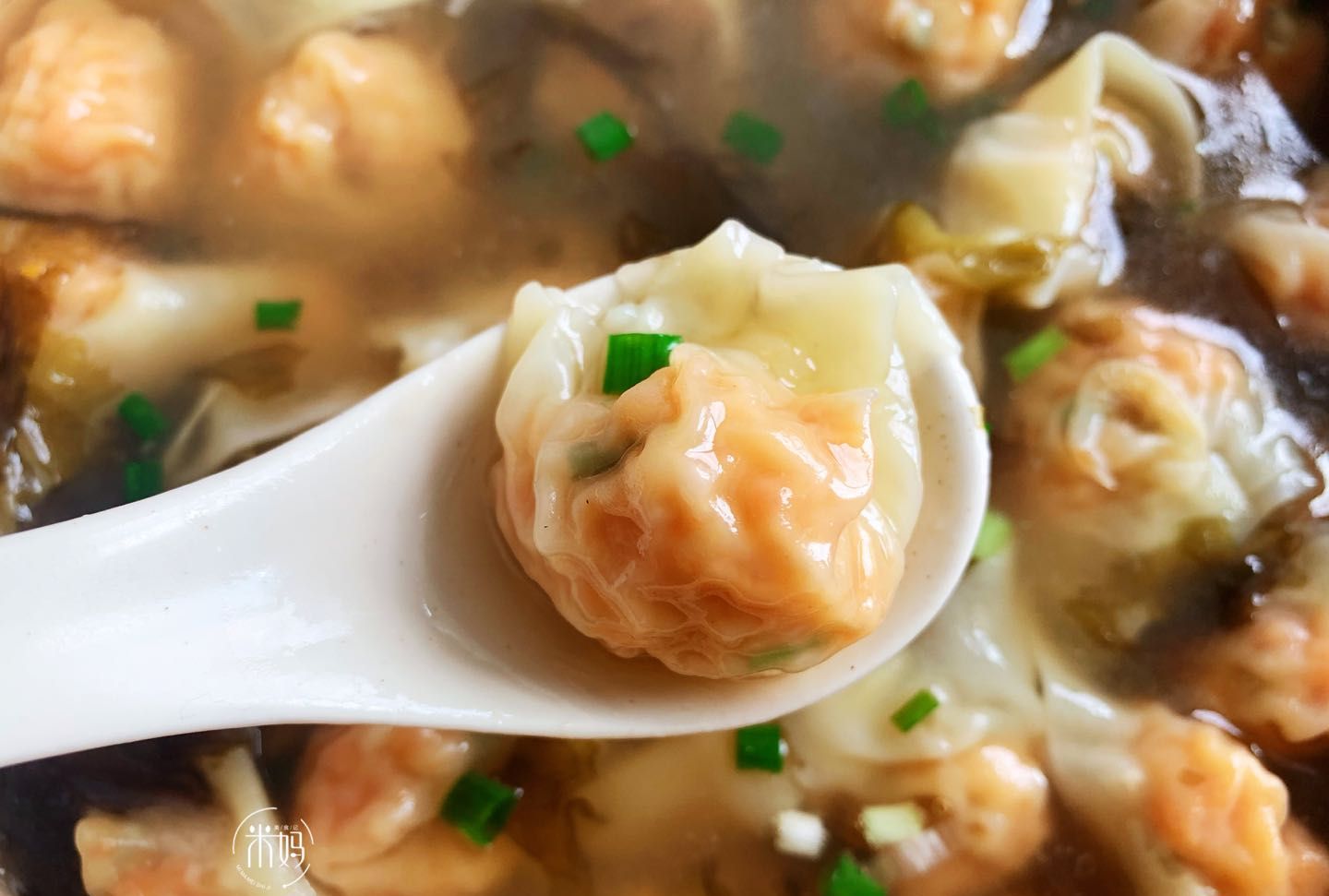 【紫菜鲜虾馄饨】 食材: 虾,鸡蛋,胡萝卜,虾皮,紫菜,馄饨皮
