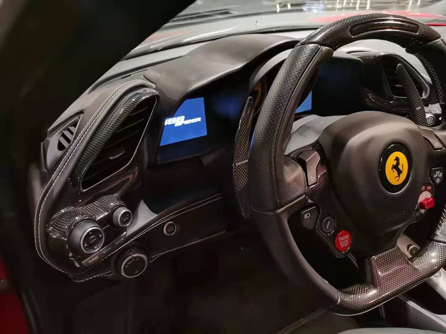 搭载最强大v8"心脏",极致赛道子弹车身,法拉利488敞篷