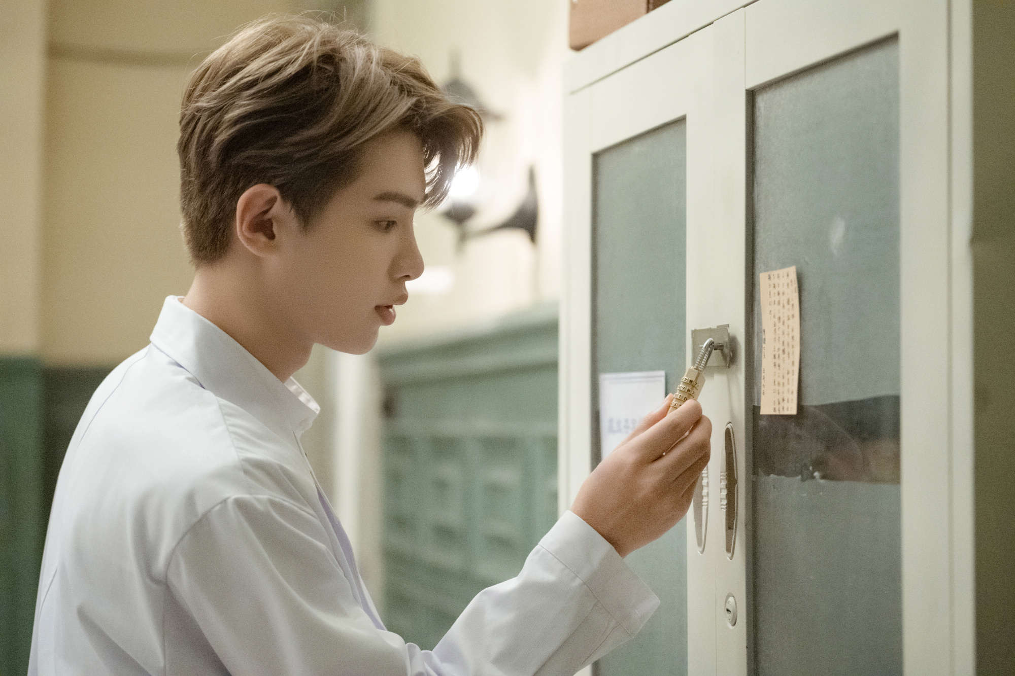 黄明昊一身白色大褂气质高贵侧颜超绝,清爽帅气像极了民国贵公子