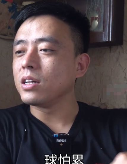 铁山靠首次接受采访解释求怕累,皮肤黝黑口音重,父亲出镜罕曝光