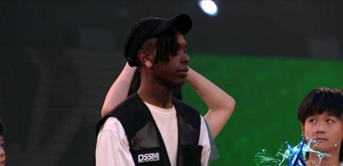 布布本身就有着非常扎实的基本功,而且他还得过很多次街舞世界冠军