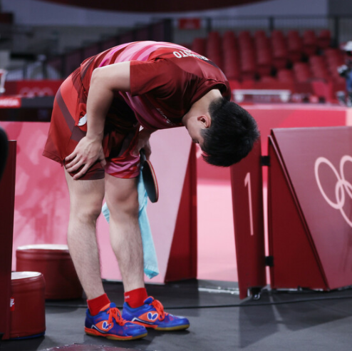 张本智和弯腰低头输球怪自己心态崩了日媒崩溃说好的金牌呢