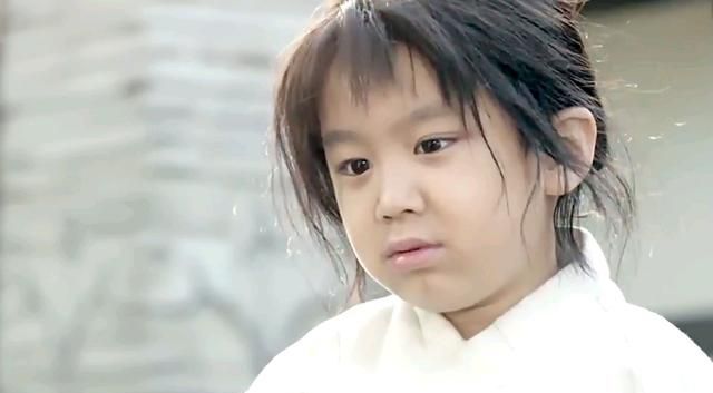 弟弟吉童不光力气大,还是个小吃货,整天跟在妈妈屁股后面,吵着要吃