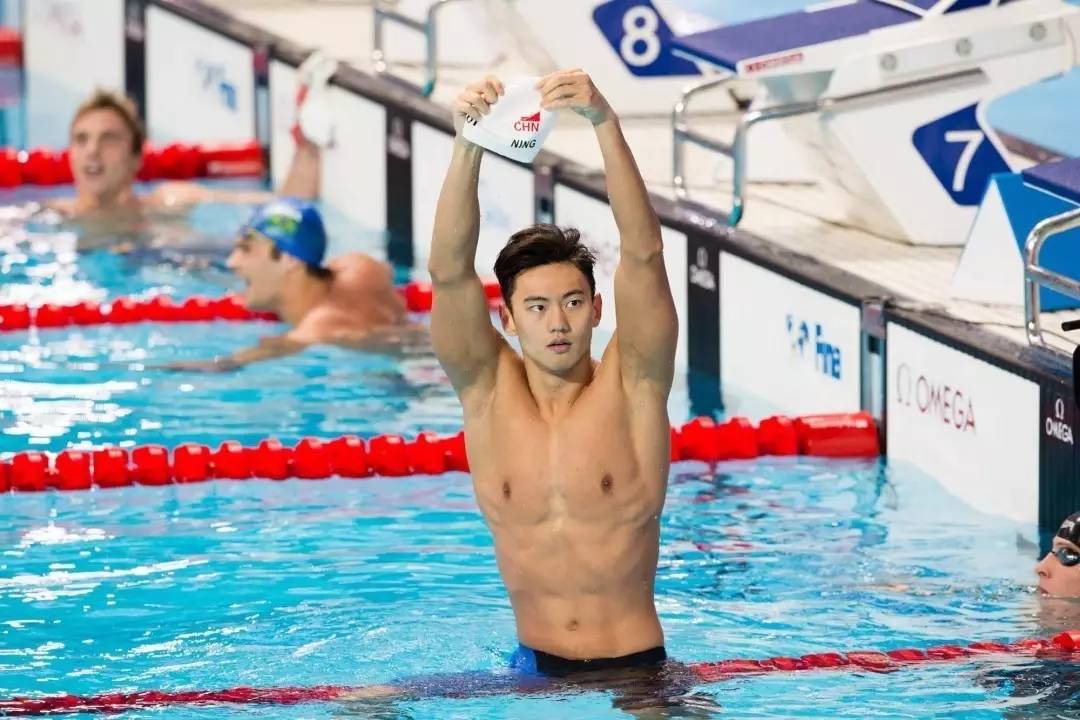 宁泽涛是游泳运动员,1米91的身高,加上阳光帅气的外表,天然就极其容易