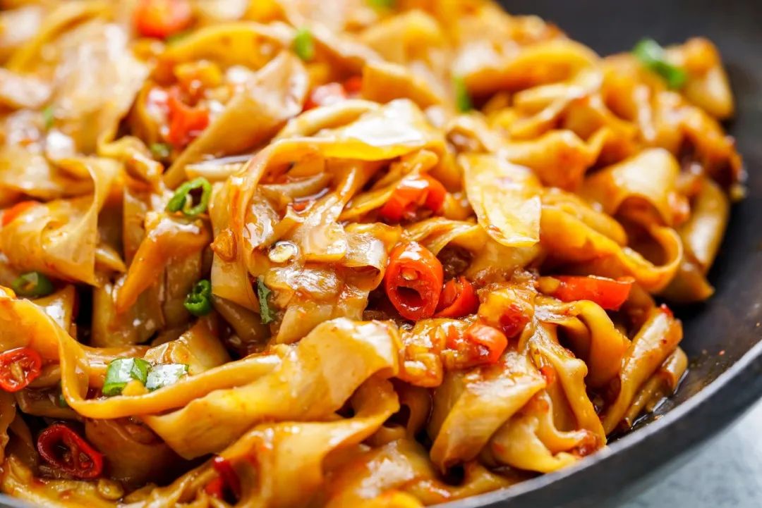 越嚼越香的时蔬炒刀削面色香味俱全好吃过瘾