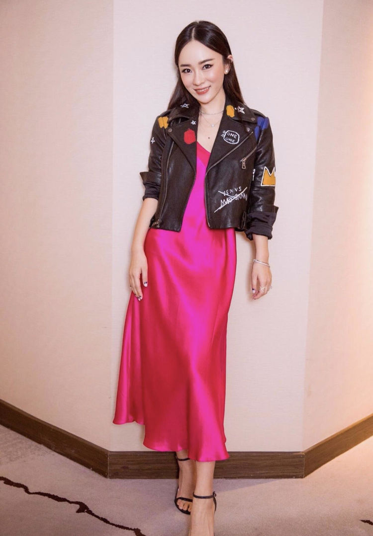 杜江和娇妻霍思燕出席活动秀恩爱蓝色衬衫搭配黑色短裙超洋气