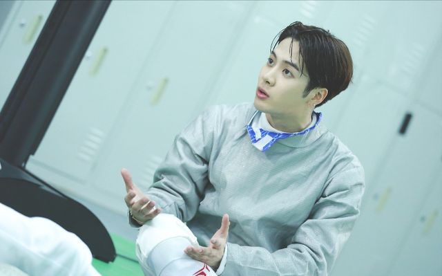 中国好闺蜜孙一文要到了王嘉尔签名 同为击剑运动员梦幻联动