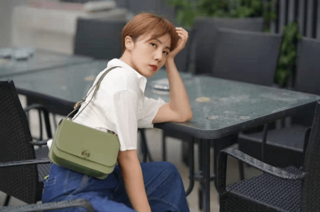 孙莉穿白衬衫牛仔裤耍酷,为新戏染发改变大,黄磊视角青春感十足