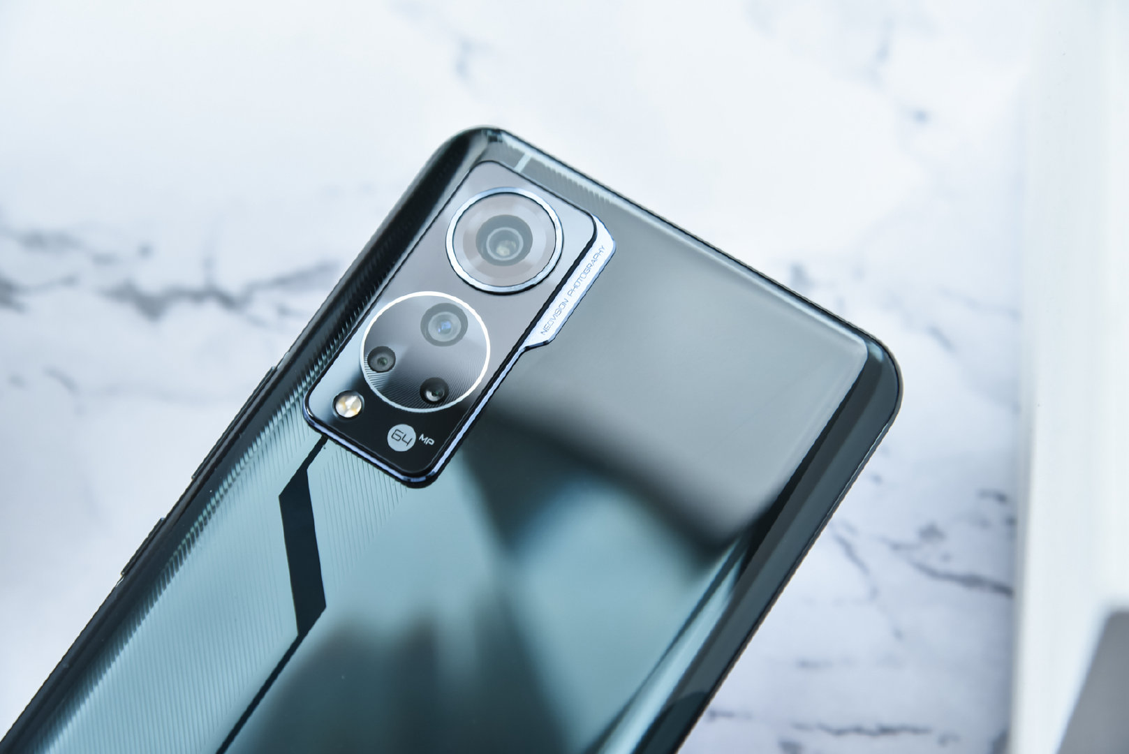 消灭刘海和挖孔真全面屏量产发布中兴axon30屏下版评测体验