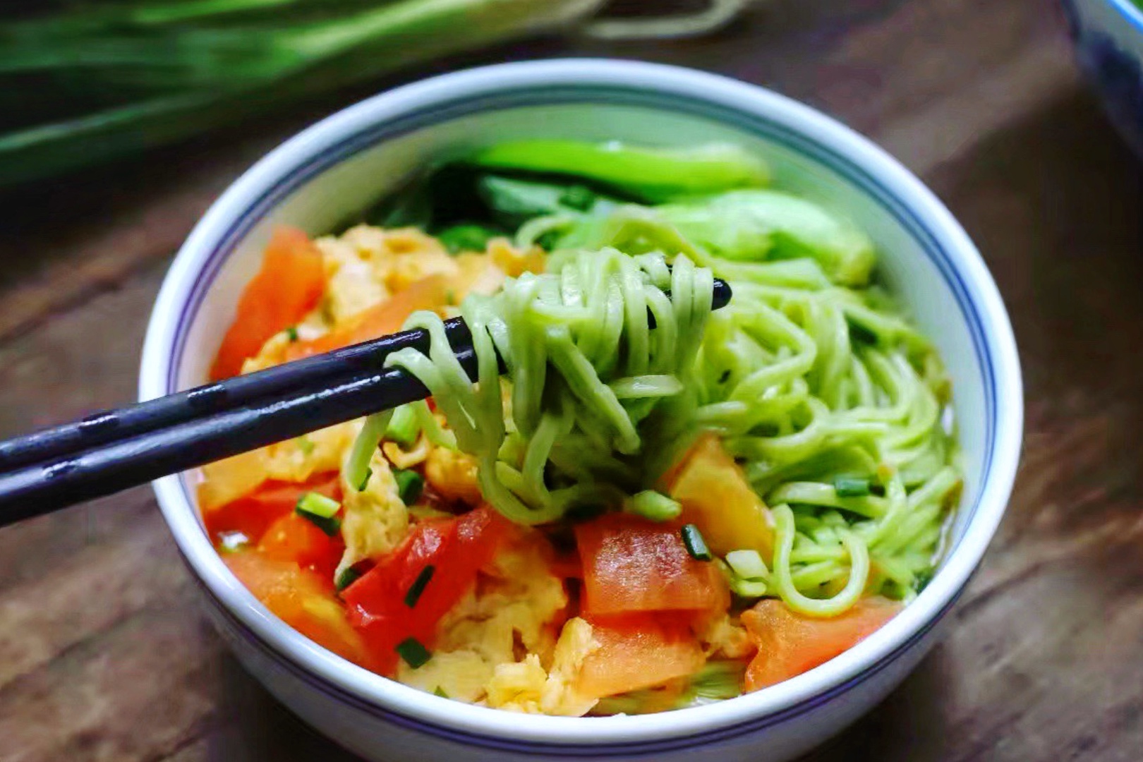 【菜名】:鸡蛋菠菜面【食材清单】:饺子粉,鸡蛋,盐,菠菜汁,西红柿