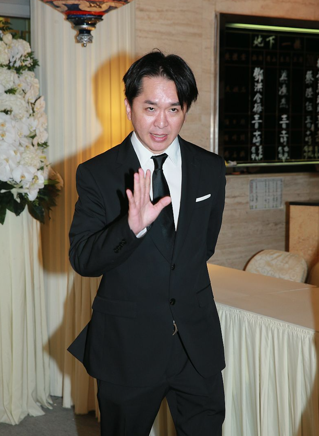 邓兆尊穿8万套装逛街,打扮潮流与韩星同款,身材臃肿衣服包不住|富二代