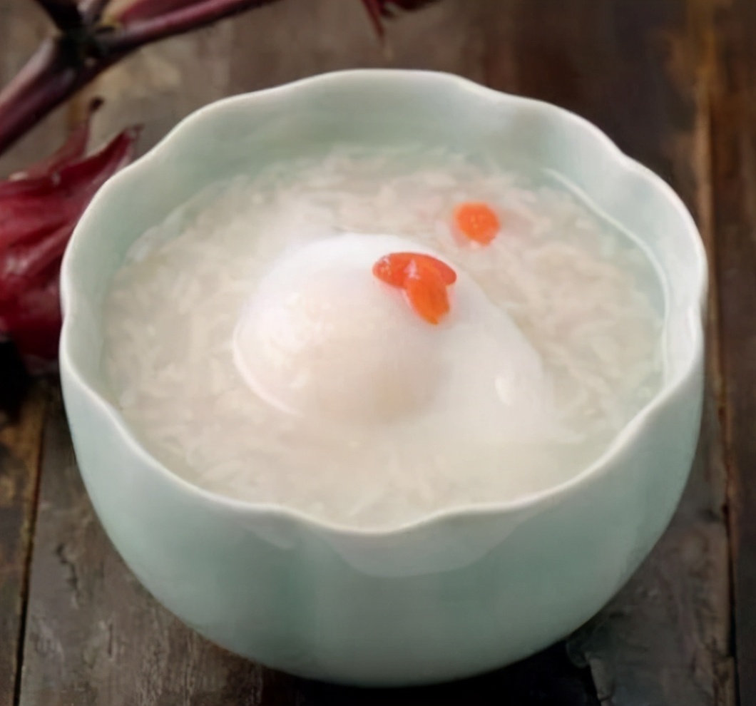 煮荷包蛋时,最忌开水下锅!学会4窍门,圆润完整!