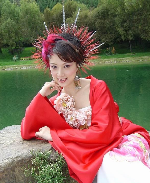 孔雀公主金巧巧大排档直播,皮肤白嫩太抢眼,与粉丝合照超亲民