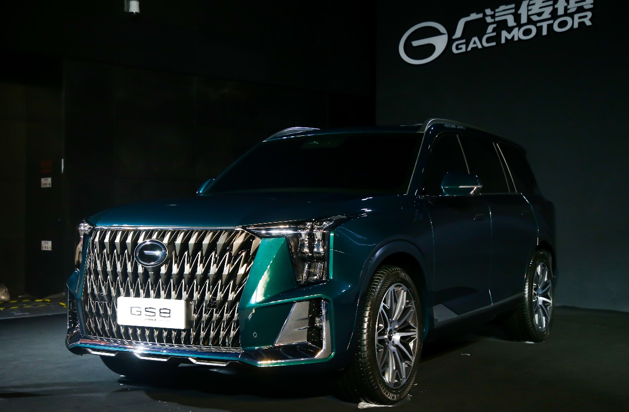 最后是彩蛋环节,据广汽传祺介绍:"新车将提供燃油版和混动版两种车型