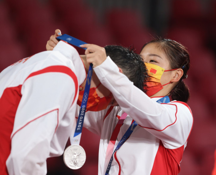 凌晨人民日报发文！力挺许昕+刘诗雯获怒赞！2人互戴银牌让人泪目休闲区蓝鸢梦想 - Www.slyday.coM