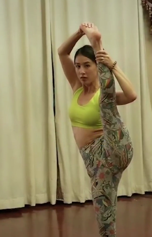 杨子偷拍黄圣依练瑜伽被发现后豪宅内追逐打闹房子大到藏不住