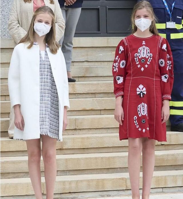 西班牙小公主"被迫"长大,才14岁就穿尖头皮鞋,为了姐姐无鞋跟|索菲亚