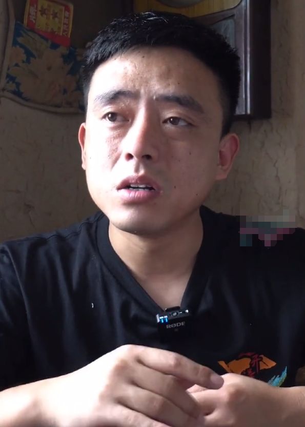 铁山靠首次接受采访解释求怕累,皮肤黝黑口音重,父亲出镜罕曝光