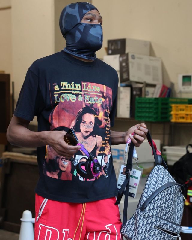 KD与美国队合练笑容满面，边冰敷膝盖边玩手机，这装扮亮了休闲区蓝鸢梦想 - Www.slyday.coM