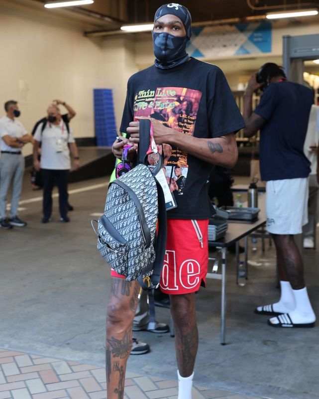 KD与美国队合练笑容满面，边冰敷膝盖边玩手机，这装扮亮了休闲区蓝鸢梦想 - Www.slyday.coM