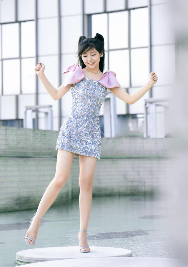 赖美云的"奶油身材"绝了,穿荧光吊带走机场,丰满有曲线