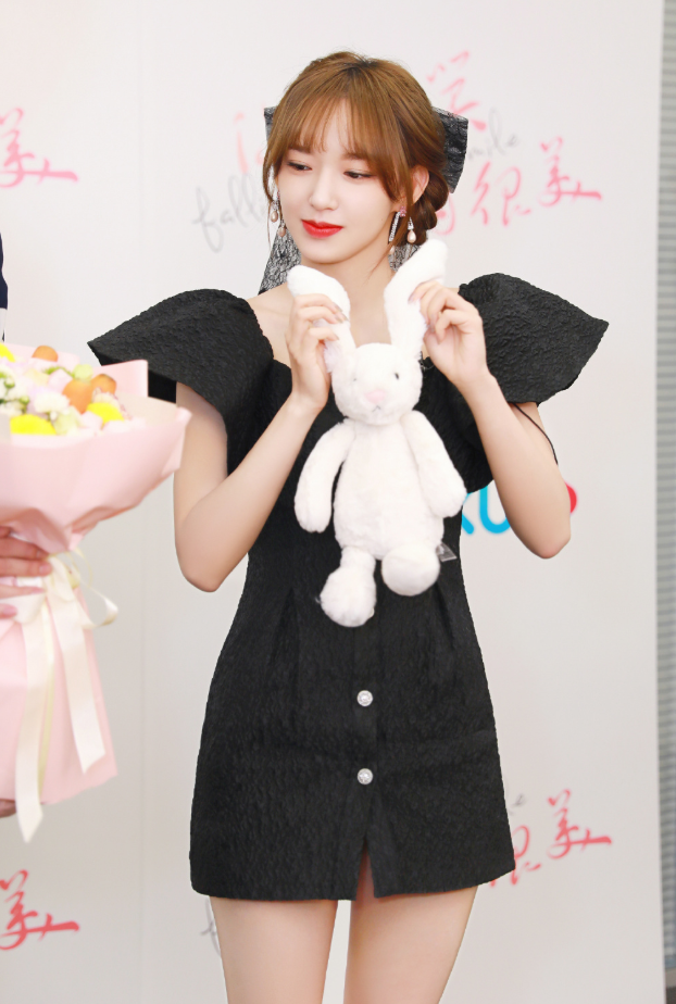 有种养生叫程潇,穿破洞裤怕得"老寒腿",就故意加层网纱|火箭少女|程潇