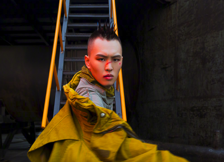 大众面前,名气早已与刚出道时天差地别,此前有网友在商场偶遇张玮商演