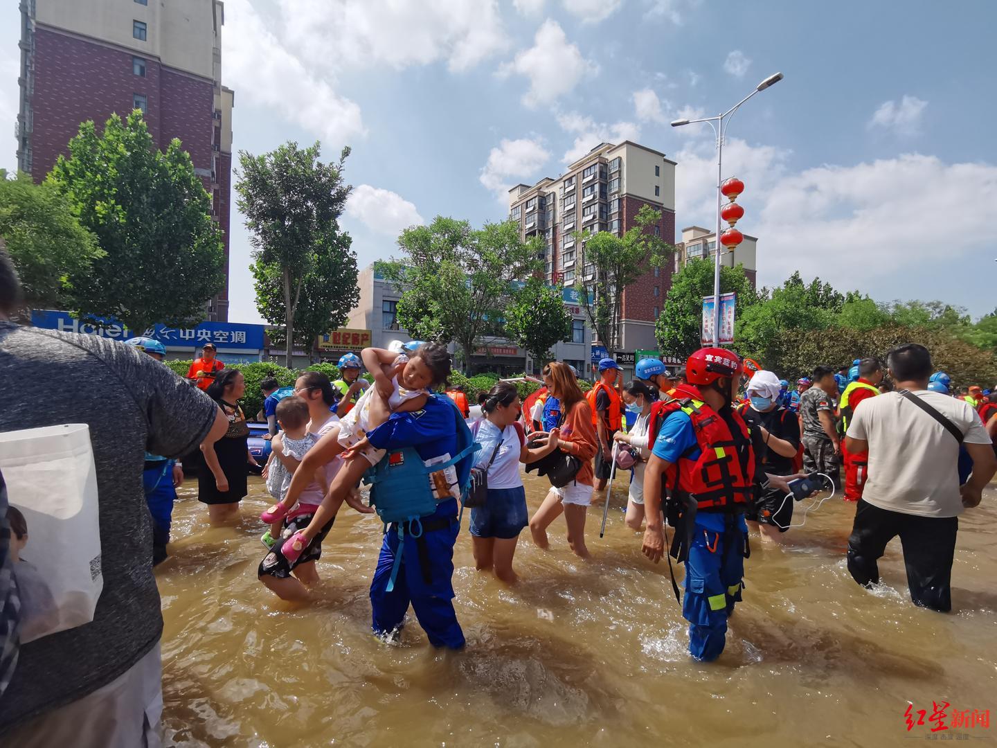 红星深度|撤离卫辉:被洪水围困的7天,水上"孤城"的接力救援