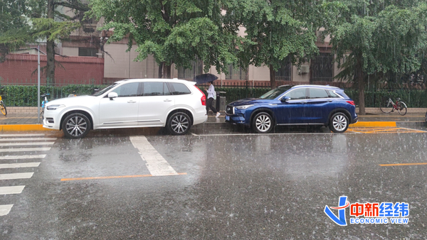 资料图：7月27日，北京迎来降雨。来源：中新经纬 董文博 摄