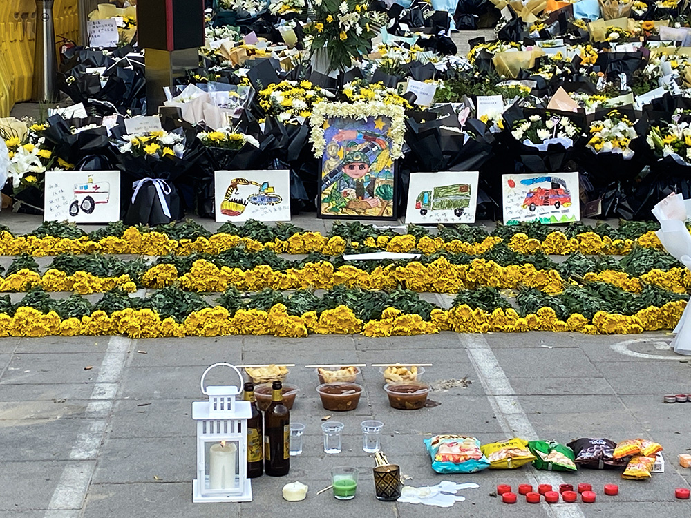 现场 郑州地铁5号线站前 民众献花悼念遇难者 郑州市 河南省 遇难者 新浪科技 新浪网