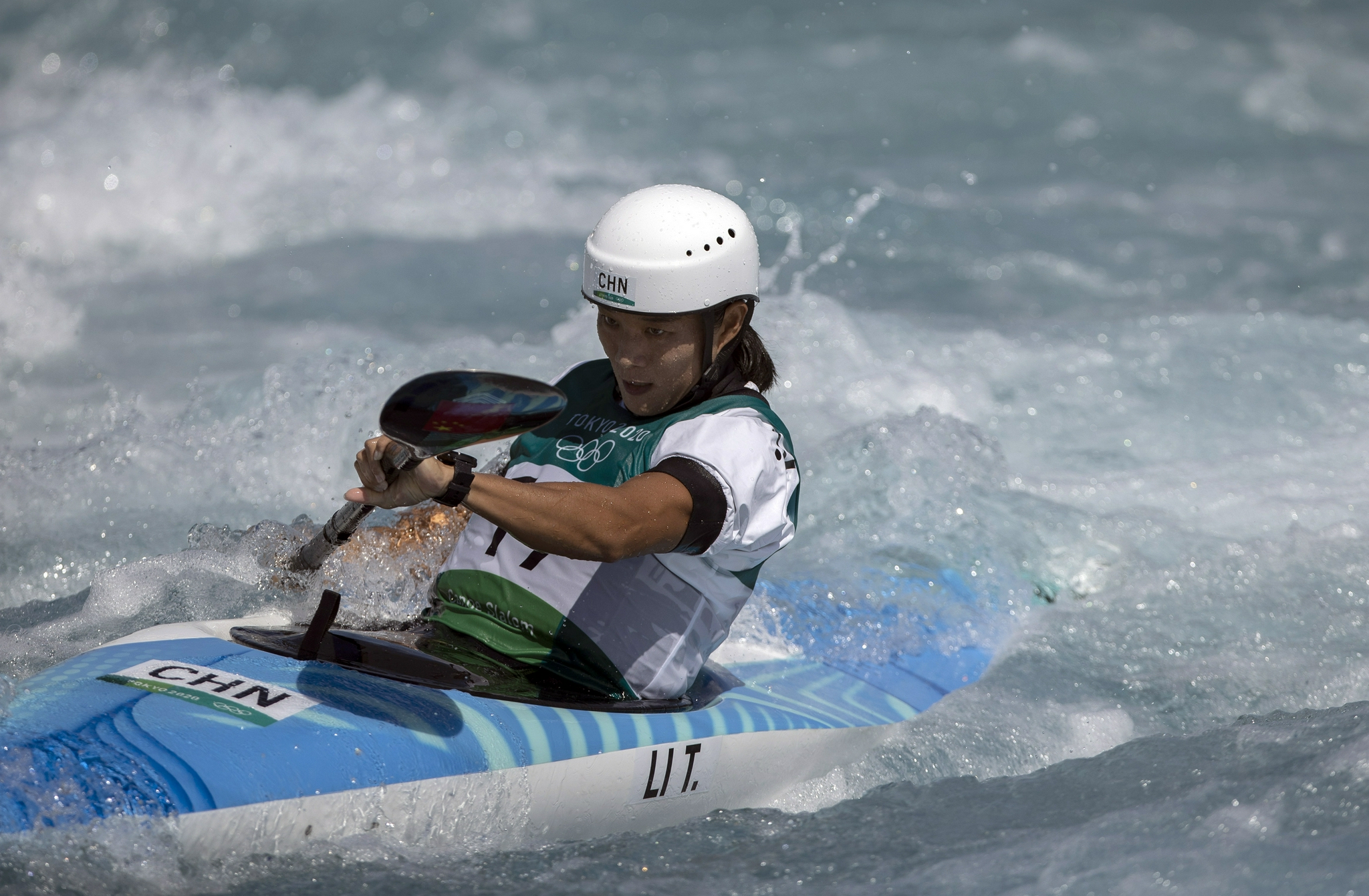 皮划艇激流回旋——中国选手李彤获得女子皮艇半决赛第20名