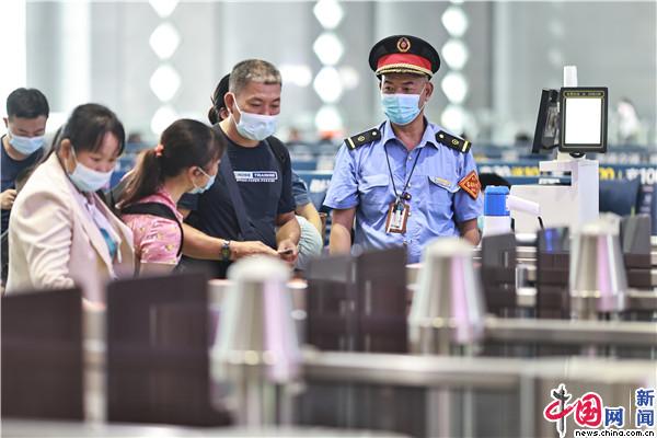 从事客运工作近40年来，客运员刘涛迎来送往的旅客不计其数。苏志刚 摄