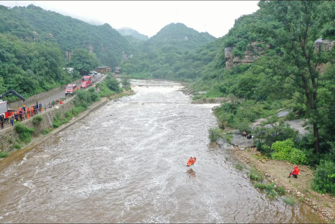 游客被困，北京怀柔水域救援支队在40多米的河道上空建设绳桥救援！休闲区蓝鸢梦想 - Www.slyday.coM
