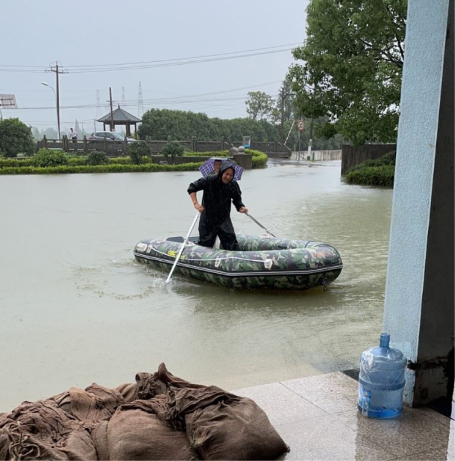 "小良书记,快去动手术!