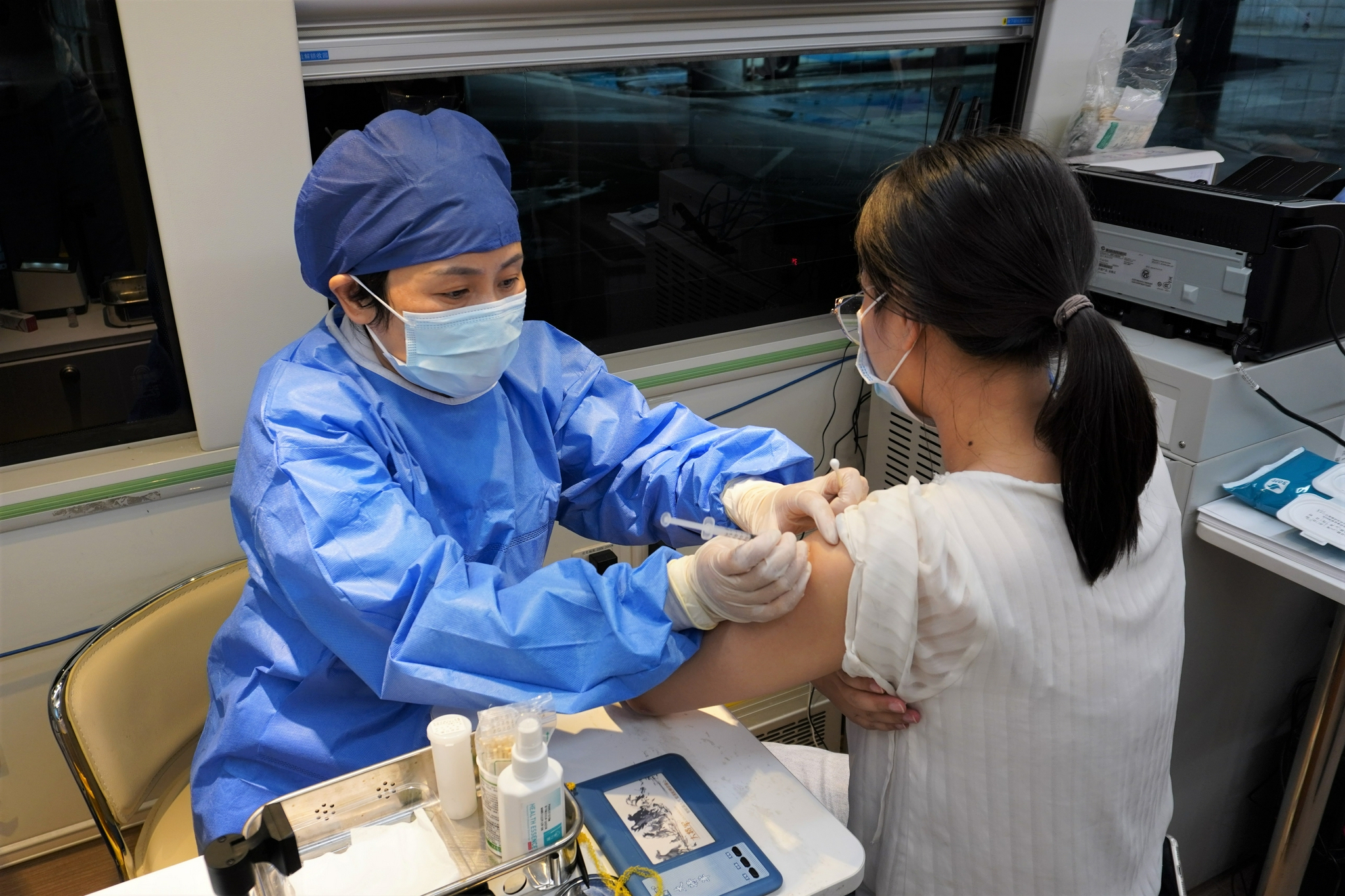 杭州:新冠疫苗接种流动车开进火车东站|杭州市|新冠疫苗|新冠肺炎