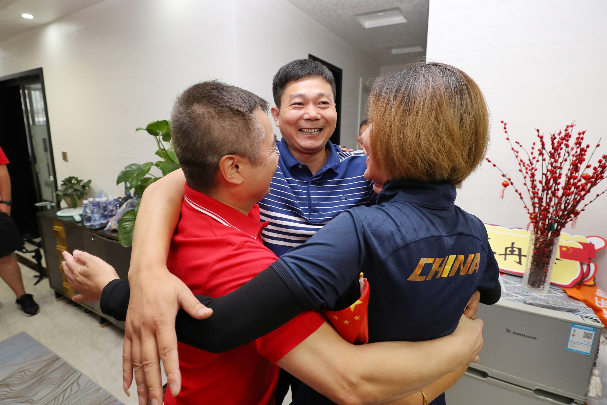 刘珉、王莹和姜冉馨父亲拥抱。