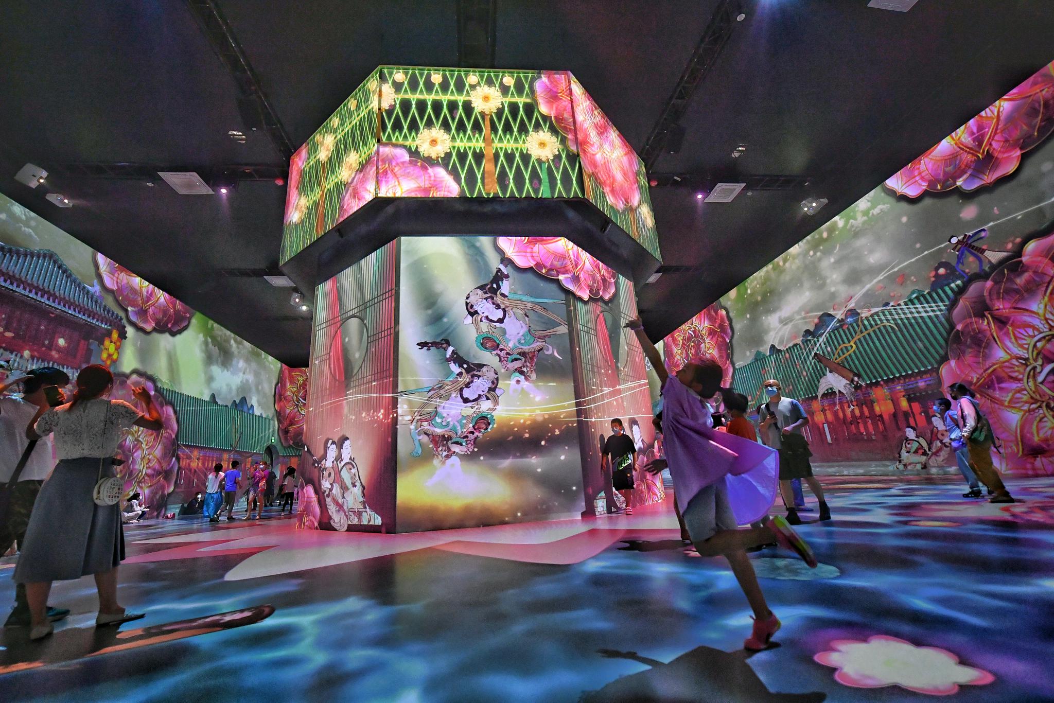 在北京华熙live·五棵松中央广场开幕的"遇见敦煌·光影艺术展"运用