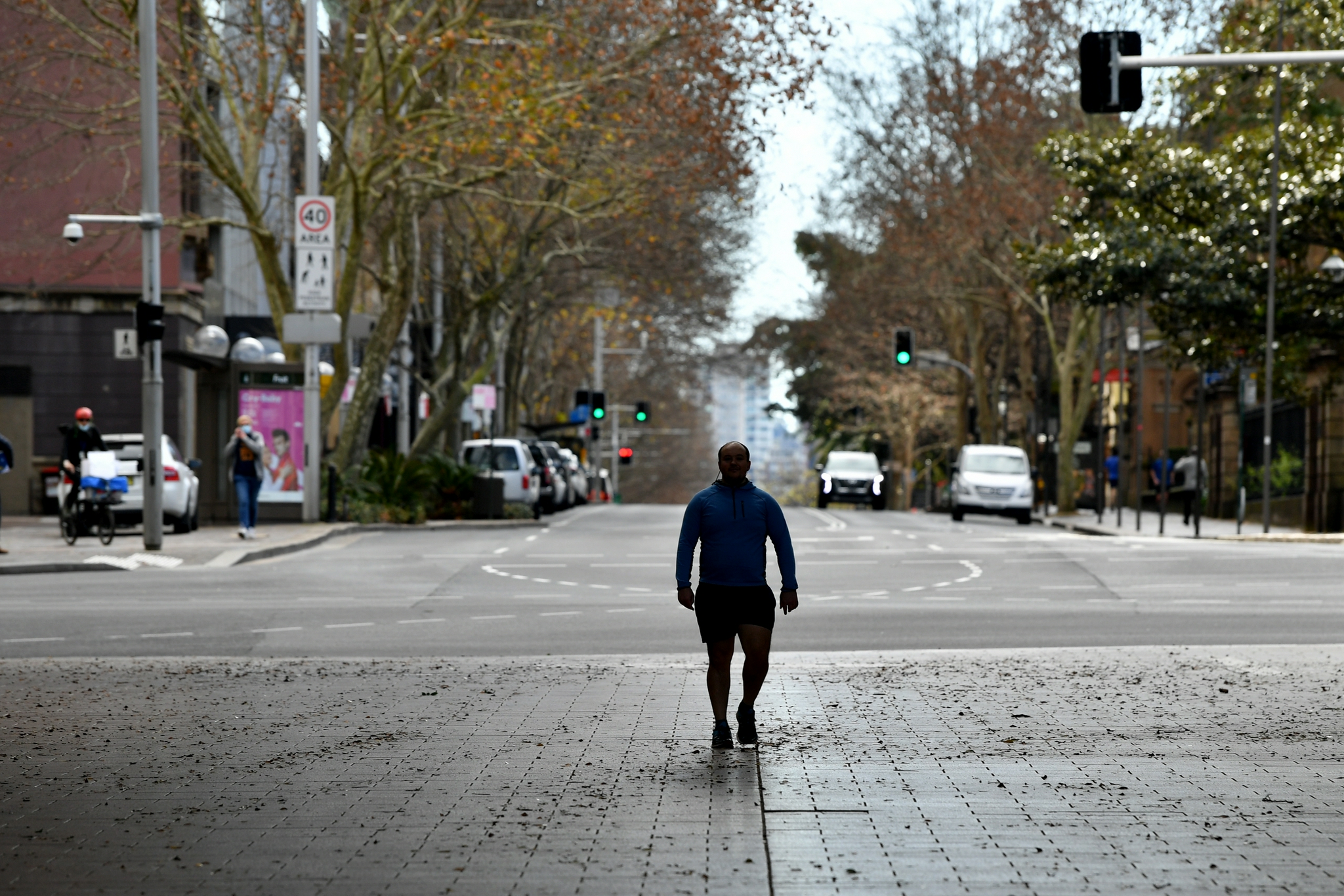 7月26日,行人走在澳大利亚悉尼空旷的街头.新华社/欧新